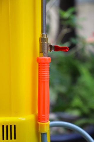 Máy phun thuốc trừ sâu, côn trùng điện KCT 20D Vàng Bình ắc qui 12V8Ah