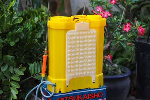 Máy phun thuốc trừ sâu, côn trùng điện Mitsukaisho 20D-ắc qui Vàng