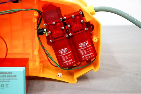 Máy phun thuốc trừ sâu, côn trùng điện Con Ong Vàng Li20-DP-2pin Vàng Pin lithium 12V8Ah-SP