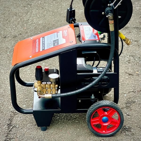 Máy rửa xe công nghiệp 2.6Kw DDeko DK-X26 (xe đẩy & rulo cuôn dây)