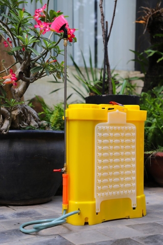 Máy phun thuốc trừ sâu, côn trùng điện KCT 20D Vàng Bình ắc qui 12V8Ah