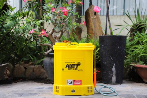 Máy phun thuốc trừ sâu, côn trùng điện KCT 20D Vàng Bình ắc qui 12V8Ah