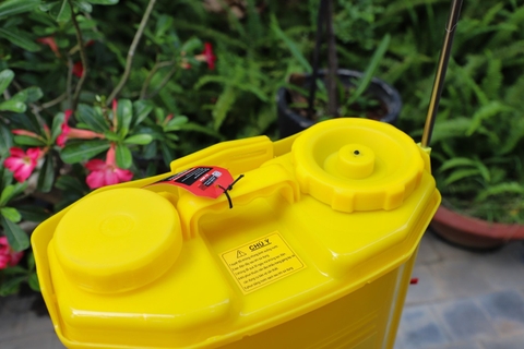 Máy phun thuốc trừ sâu, côn trùng điện KCT 20D Vàng Bình ắc qui 12V8Ah