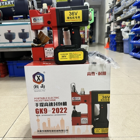 MÁY KHÂU BAO CẦM TAY CHẠY PIN XIANGYU GK9-2022 CÓ SẠC ĐI KÈM 2 PIN PHÙ HỢP CHO NGÀNH NÔNG SẢN VÀ NHỮNG NƠI VÙNG CAO CHƯA CÓ ĐIỆN PIN KHỎE TRÂU NHỎ GỌN TIỆN LỢI