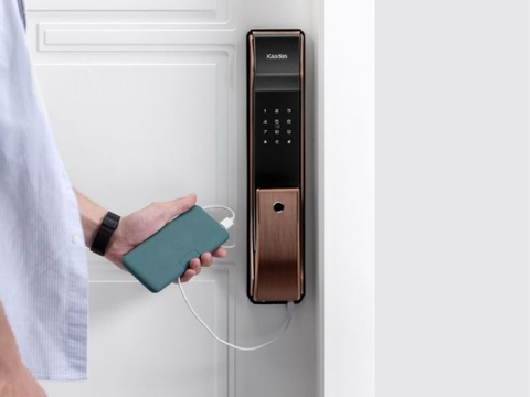 Xử Lý Khóa Vân Tay Hết Pin: 3 Cách Mở Cửa Khẩn Cấp Dễ Dàng Thao Tác