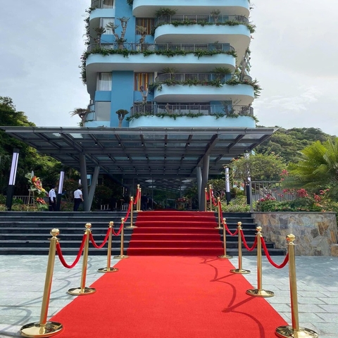 Cho thuê cột xích dẫn đường thảm đỏ