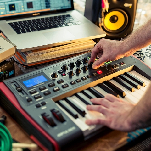 Novation Impulse 25 USB MIDI Controller KB 2 Octave, Touch Sensitive Controls, LED Light Rings