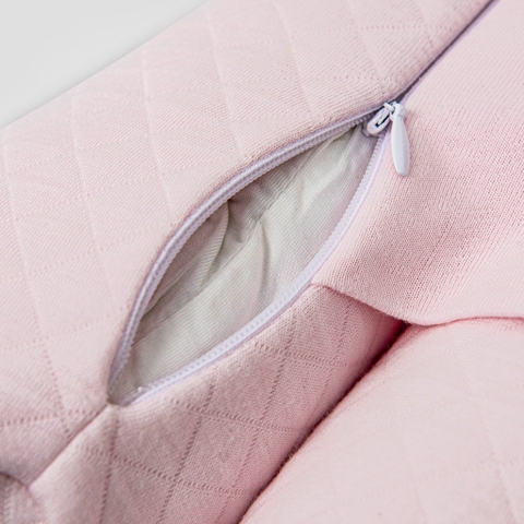 Gối chặn màu hồng nhạt thêu mặt cáo NB NOUS