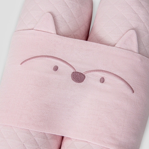 Gối chặn màu hồng nhạt thêu mặt cáo NB NOUS