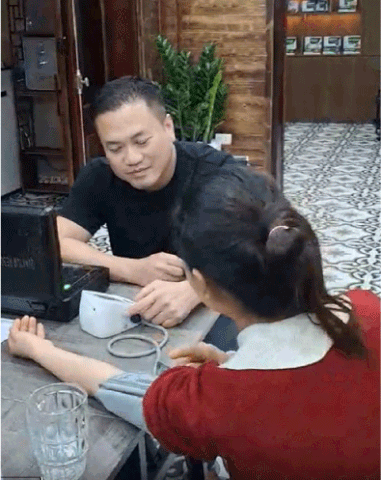 Cận Cảnh Bác Hoa súng Tận Tâm Tư Vấn Sức Khỏe Cho Bà Con Tại CLB