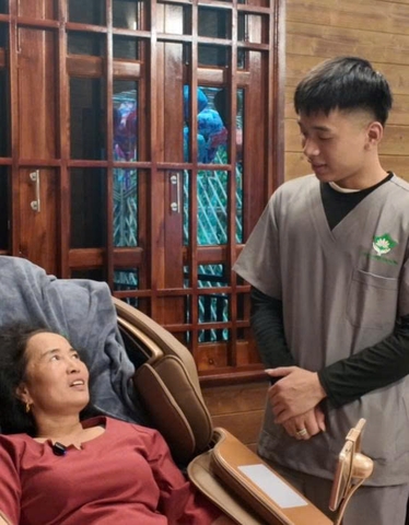 Sự Tận Tâm Của Đội Ngũ Nhân Viên và Bà Con Được Trải Nghiệm Các Thiết Bị Hỗ Trợ Chăm Sóc Sức Khỏe Miễn Phí Tại Câu Lạc Bộ