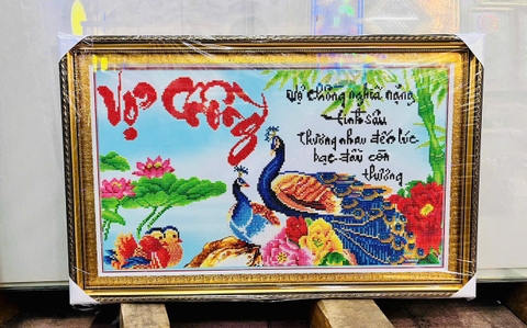 Tranh Vợ chồng đính đá thành phẩm, bao gồm cả khung, kích thước 80 x 45 cm