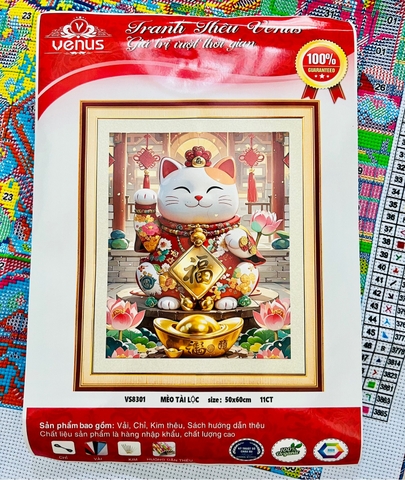 TRANH THÊU KÍN BÉ MÈO CHIÊU TÀI VS8301, KÍCH THƯỚC 50 x 60 cm