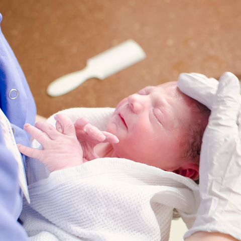 Cách chọn sữa cho trẻ sơ sinh không bị táo bón từ A đến Z