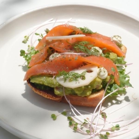 Bánh mì bơ mềm Cá Hồi Xông Khói & Guacamole Bơ - Smoked Salmon & Guacamole Avocado Brioche Sandwich