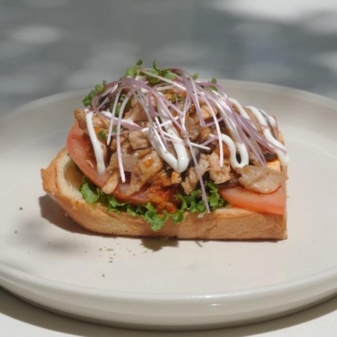 Bánh mì bơ mềm Gà Xé, Nấm & Bắp Non - Chicken, Mushroom & Baby Corn Brioche Sandwich