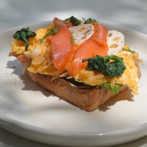 Bánh mì bơ mềm Trứng & Cá Hồi Xông Khói - Smoked Salmon & Egg Brioche Sandwich