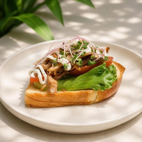 Bánh mì bơ mềm Gà Xé, Nấm & Bắp Non - Chicken, Mushroom & Baby Corn Brioche Sandwich