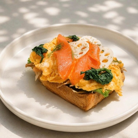 Bánh mì bơ mềm Trứng & Cá Hồi Xông Khói - Smoked Salmon & Egg Brioche Sandwich
