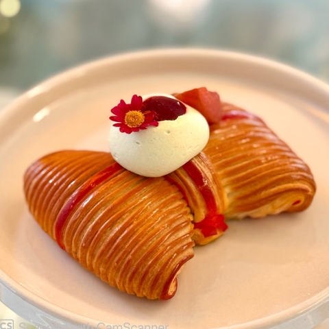Croissant Mận Hà Nội Hạt Dẻ Cười - Hanoi Plum Pistachio Croissant
