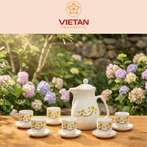Bộ ấm tích sứ trắng họa tiết hoa sen vàng vẽ tay Bát Tràng