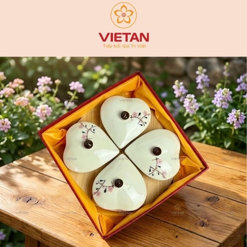 Khay mứt sứ Bát Tràng 4 ngăn dáng trái tim khay gỗ họa tiết hoa đào hồng