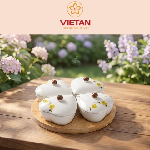 Khay mứt sứ Bát Tràng 4 ngăn dáng trái tim khay gỗ họa tiết hoa mai vàng