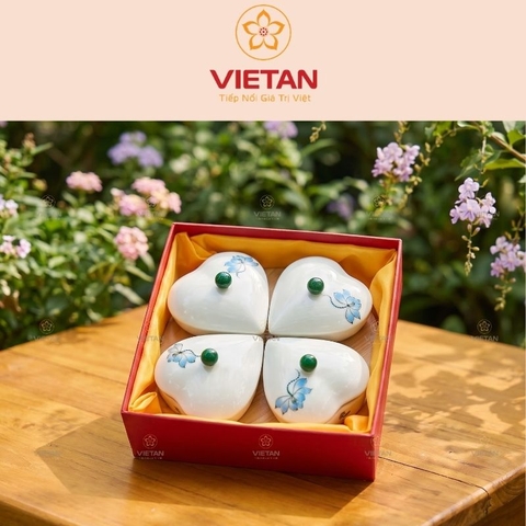 Khay mứt sứ Bát Tràng 4 ngăn dáng trái tim khay gỗ họa tiết hoa sen xanh