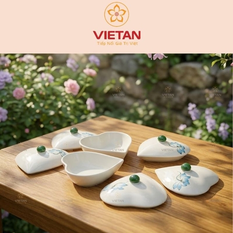 Khay mứt sứ Bát Tràng 5 ngăn dáng trái tim khay gỗ họa tiết hoa sen xanh