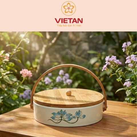 Khay mứt Tết in logo quà tặng dáng tròn 4 ngăn nắp gỗ kèm quai xách vẽ sen xanh
