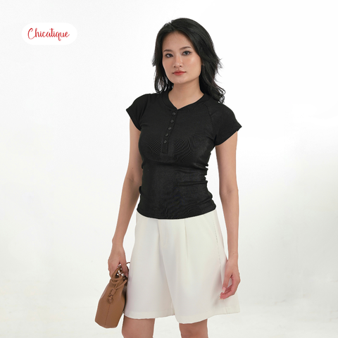 Áo thun nữ thiết kế Chicatique Mavis ôm body cổ tròn ngắn tay nút cài chất liệu thun tăm mịn rũ mát