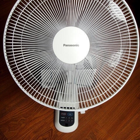 Quạt treo tường