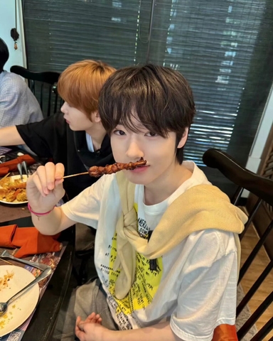 Áo Thun Untitled Seoul Heart Logo – Màu Trắng Off White (NCT Sakuya)