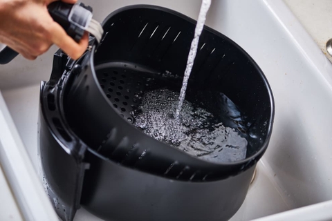 Mẹo nhỏ giúp mẹ vệ sinh nồi chiên không dầu sạch kin kít trong tíc tắc
