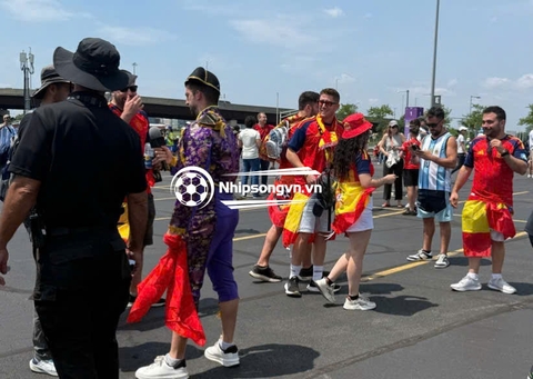 TRƯỚC SÂN NEW YORK NEW JERSEY STADIUM: Sắc đỏ Tây Ban Nha nhuộm rực không gian, sẵn sàng cho thời khắc lịch sử