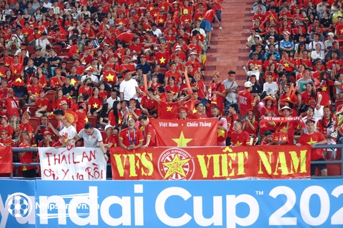 Rực lửa Rajamangala: CĐV Việt Nam biến khán đài đất Thái thành một góc Mỹ Đình