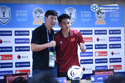 HLV Kim Sang Sik hài lòng với ngôi đầu bảng, kỳ vọng Đình Bắc vươn tầm cao hơn