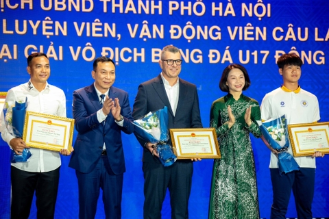 CLB Hà Nội đón nhận Huân chương Lao động hạng Nhì sau 20 năm phát triển