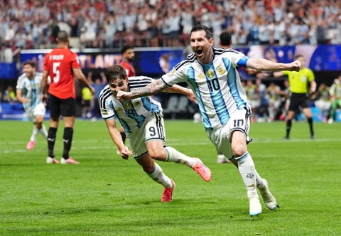 Messi và các đồng đội ngược dòng không tưởng hạ Ai Cập 3-2 để giành vé tứ kết