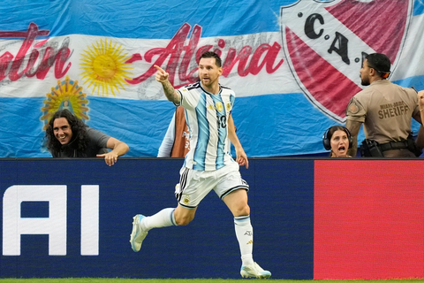 Lionel Messi đã giúp Argentina cứu vãn giấc mơ World Cup trước Ai Cập khi anh vượt qua cả thời gian và những khó khăn của chính mình.
