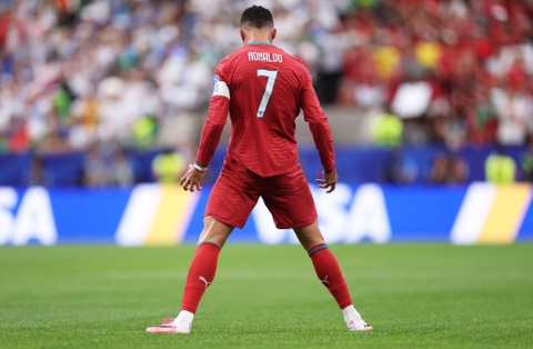 Cristiano Ronaldo Kẻ bị so sánh vĩ đại nhất lịch sử bóng đá
