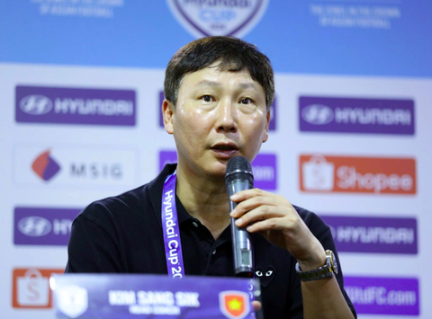 HLV Kim Sang Sik thận trọng dù Việt Nam thắng Malaysia 2-0: “Đây mới chỉ là một nửa vòng bán kết”