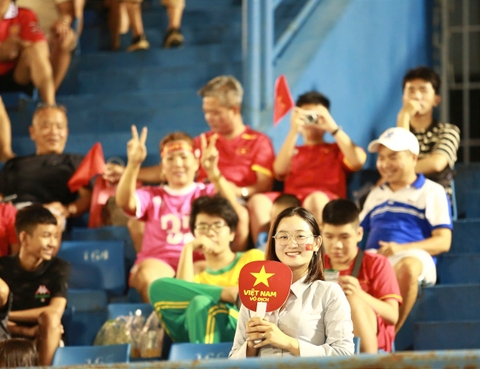 SỰ CỔ VŨ CUỒNG NHIỆT CỦA CỔ ĐỘNG VIÊN VIỆT NAM TRÊN SÂN GÒ ĐẬU TRONG TRẬN VIỆT NAM – NEPAL