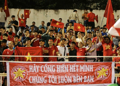 Cổ động viên từ mọi miền Tổ quốc nhuộm đỏ sân Thống Nhất – Tiếp lửa cho đội tuyển Việt Nam trước Nepal