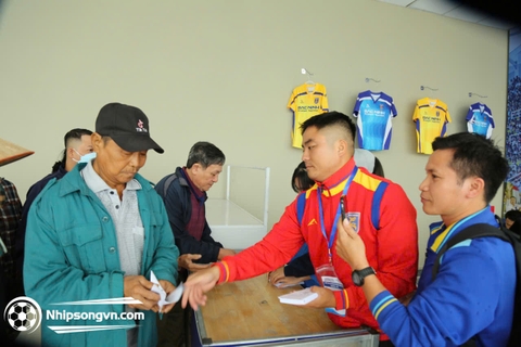 Không khí sôi động tại sân vận động Việt Yên chiều 1/11/2025: Người dân háo hức nhận vé miễn phí cổ vũ Bắc Ninh FC