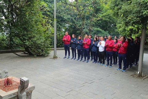 ĐỘI TUYỂN NỮ VIỆT NAM DÂNG HƯƠNG TẠI ĐỀN HÙNG TRƯỚC KHI LÊN ĐƯỜNG SANG NHẬT BẢN TẬP HUẤN