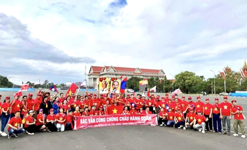 HỘI CỔ ĐỘNG VIÊN VFS MIỀN BẮC VÀ KIỀU BÀO VIỆT TẠI LÀO DIỄU HÀNH RỰC RỠ Ở QUẢNG TRƯỜNG THATLUANG, LAN TỎA TINH HỮU NGHỊ VIỆT – LÀO TRƯỚC GIỜ BÓNG LĂN