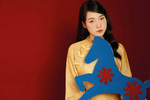 Chụp Tết phông đỏ cùng ngựa 2026 – Xu hướng ảnh Tết sang trọng, may mắn và thịnh vượng