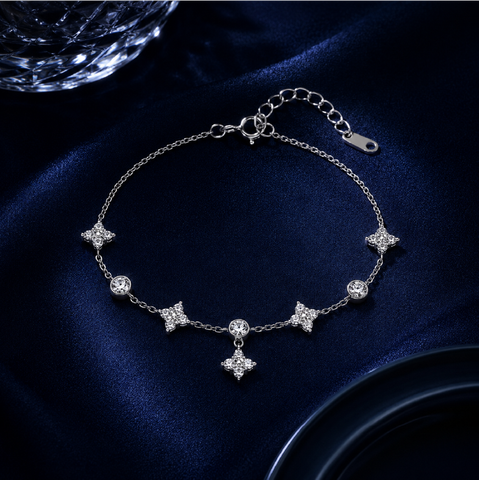 Vòng tay hoa bốn cánh đính đá – Ánh sáng nhỏ giữa những điều đều đặn | Hải Hà Jewelry