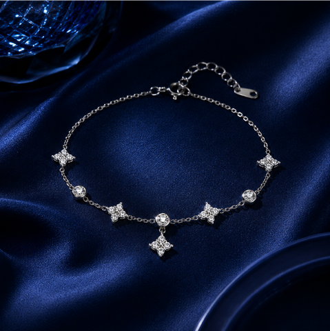 Vòng tay hoa bốn cánh đính đá – Ánh sáng nhỏ giữa những điều đều đặn | Hải Hà Jewelry